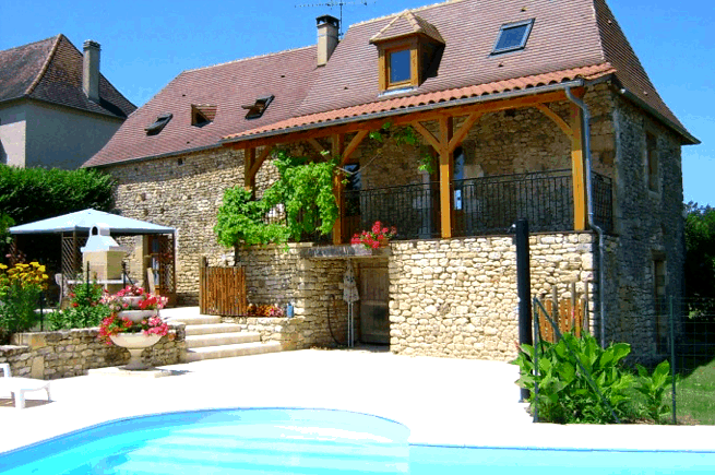 Le g�te de vacances et la piscine priv�e.